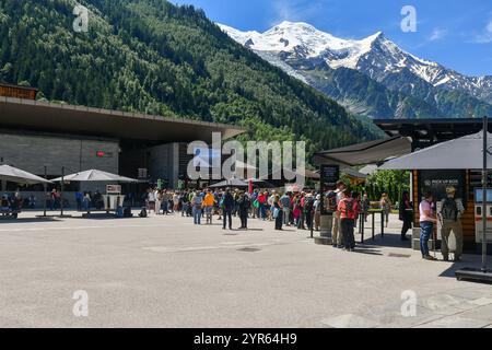 Wandergruppe vor dem Eingang der Seilbahnstation Aiguille du Midi, im Sommer mit dem Berg Mont Blanc im Hintergrund Chamonix Stockfoto