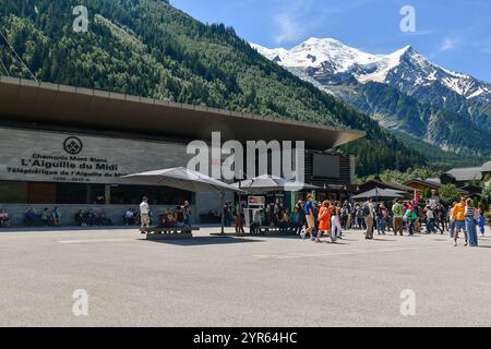 Außenansicht der Seilbahnstation Aiguille du Midi am Fuße des Mont Blanc, mit Wanderern im Sommer Chamonix, Haute Savoie, Frankreich Stockfoto