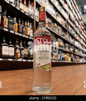 New York, USA. Dezember 2024. Eine Flasche Stoli Wodka ist am 2. Dezember 2024 im Weinladen Midtown 38 in der 38. Straße in New York erhältlich. Die Stoli Group USA, der Eigentümer des gleichnamigen Wodkas, hat Konkurs beantragt, da sie mit der sinkenden Nachfrage nach Spirituosen und mehreren Jahren des Kampfes gegen Russland vor Gericht kämpfen musste. Quelle: lev Radin/Alamy Live News Stockfoto