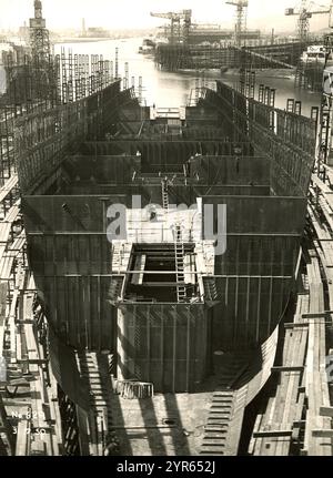 Das Gebäude des Passagier-Kreuzfahrtschiffes, der Aureol, bei Alexander Stephen and Sons in Glasgow, Schottland, 1950–51. Das Schiff wurde am 28. März 1951 für Elder Dempster Lines Ltd. Gestartet, um Passagiere und Fracht zwischen Liverpool und Westafrika zu transportieren. Die Fotos stammen von W. Ralston aus Glasgow. Stockfoto