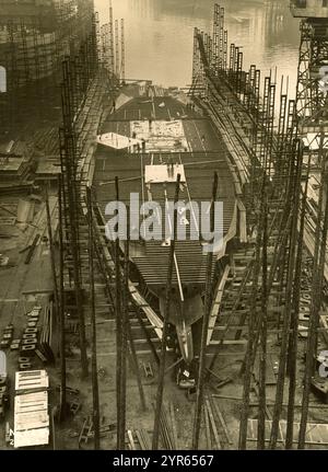 Das Gebäude des Passagier-Kreuzfahrtschiffes, der Aureol, bei Alexander Stephen and Sons in Glasgow, Schottland, 1950–51. Das Schiff wurde am 28. März 1951 für Elder Dempster Lines Ltd. Gestartet, um Passagiere und Fracht zwischen Liverpool und Westafrika zu transportieren. Die Fotos stammen von W. Ralston aus Glasgow. Stockfoto