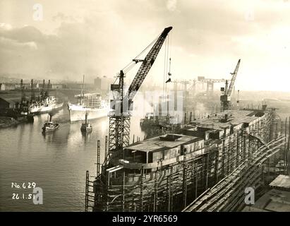 Das Gebäude des Passagier-Kreuzfahrtschiffes, der Aureol, bei Alexander Stephen and Sons in Glasgow, Schottland, 1950–51. Das Schiff wurde am 28. März 1951 für Elder Dempster Lines Ltd. Gestartet, um Passagiere und Fracht zwischen Liverpool und Westafrika zu transportieren. Die Fotos stammen von W. Ralston aus Glasgow. Stockfoto