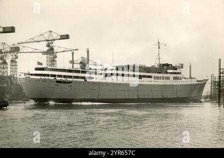 Das Gebäude des Passagier-Kreuzfahrtschiffes, der Aureol, bei Alexander Stephen and Sons in Glasgow, Schottland, 1950–51. Das Schiff wurde am 28. März 1951 für Elder Dempster Lines Ltd. Gestartet, um Passagiere und Fracht zwischen Liverpool und Westafrika zu transportieren. Die Fotos stammen von W. Ralston aus Glasgow. Stockfoto