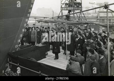 Das Gebäude des Passagier-Kreuzfahrtschiffes, der Aureol, bei Alexander Stephen and Sons in Glasgow, Schottland, 1950–51. Das Schiff wurde am 28. März 1951 für Elder Dempster Lines Ltd. Gestartet, um Passagiere und Fracht zwischen Liverpool und Westafrika zu transportieren. Die Fotos stammen von W. Ralston aus Glasgow. Stockfoto