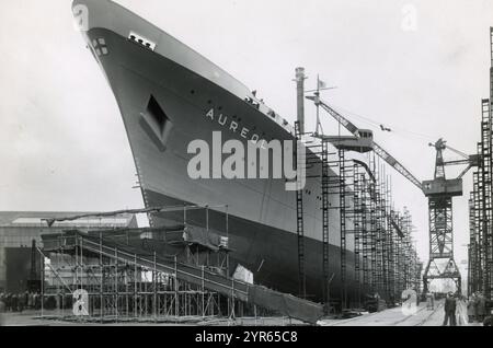 Das Gebäude des Passagier-Kreuzfahrtschiffes, der Aureol, bei Alexander Stephen and Sons in Glasgow, Schottland, 1950–51. Das Schiff wurde am 28. März 1951 für Elder Dempster Lines Ltd. Gestartet, um Passagiere und Fracht zwischen Liverpool und Westafrika zu transportieren. Die Fotos stammen von W. Ralston aus Glasgow. Stockfoto