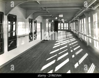 Das Gebäude des Passagier-Kreuzfahrtschiffes, der Aureol, bei Alexander Stephen and Sons in Glasgow, Schottland, 1950–51. Das Schiff wurde am 28. März 1951 für Elder Dempster Lines Ltd. Gestartet, um Passagiere und Fracht zwischen Liverpool und Westafrika zu transportieren. Die Fotos stammen von W. Ralston aus Glasgow. Stockfoto