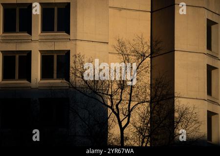 Washington, USA. Dezember 2024. Eine allgemeine Ansicht des Gebäudes des J. Edgar Hoover Federal Bureau of Investigation in Washington, DC, am Montag, den 2. Dezember, 2024. (Graeme Sloan/SIPA USA) Credit: SIPA USA/Alamy Live News Stockfoto