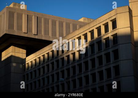 Washington, USA. Dezember 2024. Eine allgemeine Ansicht des Gebäudes des J. Edgar Hoover Federal Bureau of Investigation in Washington, DC, am Montag, den 2. Dezember, 2024. (Graeme Sloan/SIPA USA) Credit: SIPA USA/Alamy Live News Stockfoto