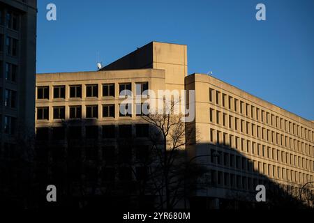 Washington, USA. Dezember 2024. Eine allgemeine Ansicht des Gebäudes des J. Edgar Hoover Federal Bureau of Investigation in Washington, DC, am Montag, den 2. Dezember, 2024. (Graeme Sloan/SIPA USA) Credit: SIPA USA/Alamy Live News Stockfoto
