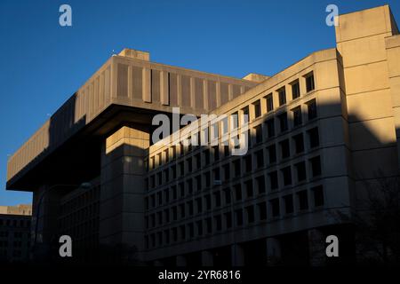 Washington, USA. Dezember 2024. Eine allgemeine Ansicht des Gebäudes des J. Edgar Hoover Federal Bureau of Investigation in Washington, DC, am Montag, den 2. Dezember, 2024. (Graeme Sloan/SIPA USA) Credit: SIPA USA/Alamy Live News Stockfoto