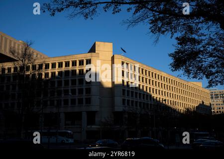 Washington, USA. Dezember 2024. Eine allgemeine Ansicht des Gebäudes des J. Edgar Hoover Federal Bureau of Investigation in Washington, DC, am Montag, den 2. Dezember, 2024. (Graeme Sloan/SIPA USA) Credit: SIPA USA/Alamy Live News Stockfoto