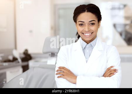 Zahnärztliche Leistungen. Porträt Einer Lächelnden Schwarzen Zahnärztin, Die In Der Stomatologischen Klinik Posiert Stockfoto