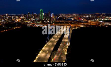 APRIL 2021, DALLAS, TEXAS, USA - aus der Vogelperspektive auf die Skyline von Dallas, Dämmerung mit Lichtern über der Margaret Hunt Bridge und der Stadt Stockfoto