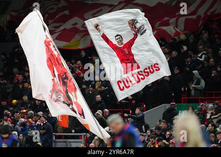 Liverpool, Großbritannien. November 2024. Liverpool-Fans mit Flaggen während des Spiels der UEFA Champions League, DATE 5, zwischen Liverpool FC und Real Madrid spielten am 27. November 2024 im Anfield Stadium in Liverpool, England. (Foto: Bagu Blanco/PRESSINPHOTO) Credit: PRESSINPHOTO SPORTS AGENCY/Alamy Live News Stockfoto