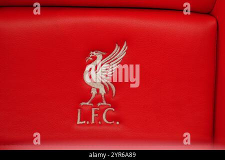 Liverpool, Großbritannien. November 2024. Liverpool LFC Schild in einem Sitz der Bank während des Spiels der UEFA Champions League, DATE 5, zwischen Liverpool FC und Real Madrid, spielte am 27. November 2024 im Anfield Stadium in Liverpool, England. (Foto: Bagu Blanco/PRESSINPHOTO) Credit: PRESSINPHOTO SPORTS AGENCY/Alamy Live News Stockfoto