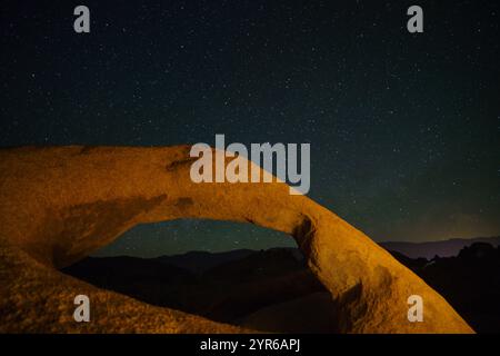 MÄRZ 2021, LONE PINE, CA., USA - Stars Over Mobius Arch, Alabama Hills mit Mount Whitney in den Sierras im Hintergrund, Lone Pine, CA Stockfoto