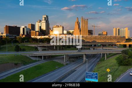 JUNI 2021, KANSAS CITY, MISSOURI, USA – Skyline von Kansas City bei Sonnenuntergang ohne Verkehr Stockfoto