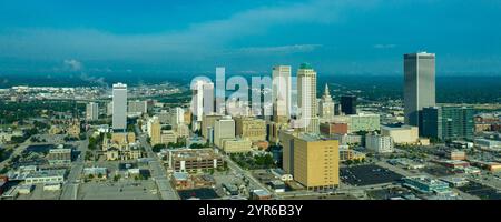 JUNI 2021 TULSA, OKLAHOMA, USA - Tulsa Skyline, Oklahoma mit dem Arkansas River in der Ferne aus der Vogelperspektive mit Drohne Stockfoto