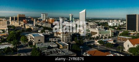 JUNI. 6, 2021 - WICHITA KANSAS, USA - Drone aus der Vogelperspektive auf die Skyline von Wichita, Kansas mit den Arkansas Flüssen und Brücken Stockfoto