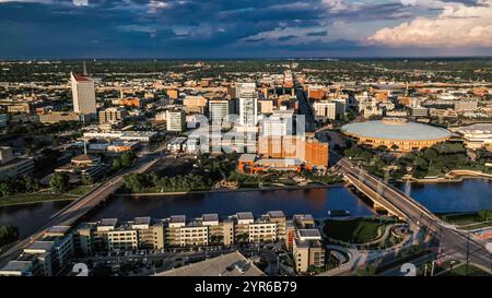 JUNI. 6, 2021 - WICHITA KANSAS, USA - Drone aus der Vogelperspektive auf die Skyline von Wichita Kansas mit den Arkansas Flüssen und Brücken Stockfoto