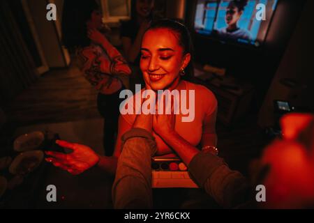 Junge Frau, die sich auf eine lustige Geburtstagsparty vorbereitet Stockfoto