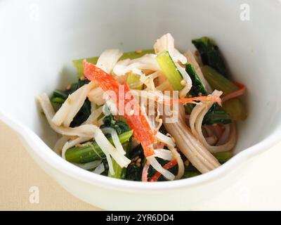 Krabbenkuchen mit Komatsuna und Sojasprossen Stockfoto