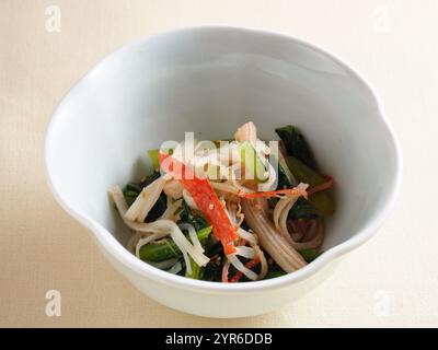 Krabbenkuchen mit Komatsuna und Sojasprossen Stockfoto