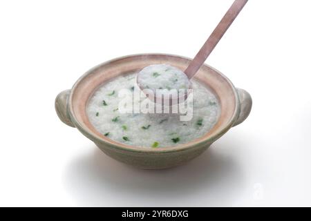 Steingut und Reisbrei mit sieben Kräutern Stockfoto