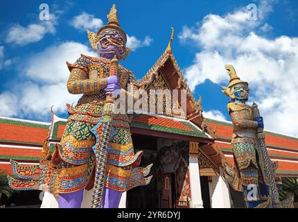 Wächterstatuen (Giants Yaksha), Wat Phra Kaew (Tempel des Smaragdbuddhas) und großer Palast in Bangkok, Thailand Stockfoto