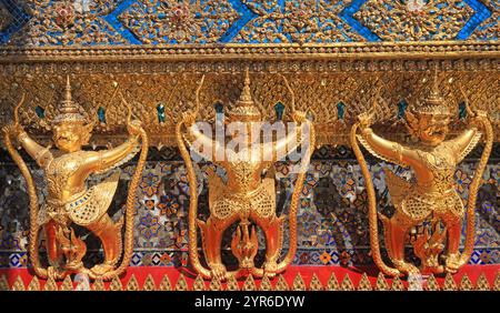 Yaksha Dämon Statuen mit dem goldenen Chedi im Tempel des Smaragd Buddha, Grand Palace, Bangkok, Thailand Stockfoto