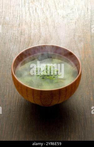 Miso-Suppe aus Wakam-Algen Stockfoto