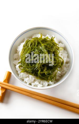 Reis mit Mekabu-Algen Stockfoto