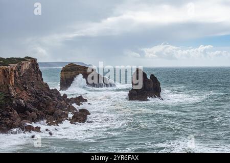 Meerblick und blauer Himmel, Pontal da Carrapateira in Aljezur, Algarve in Portugal. Stockfoto