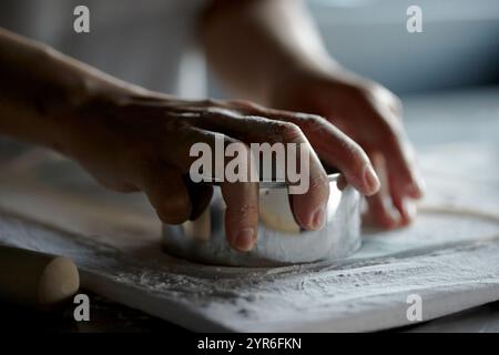 Gestreckter Uiro-Teig wird mit einer Mould3 ausgeschnitten Stockfoto