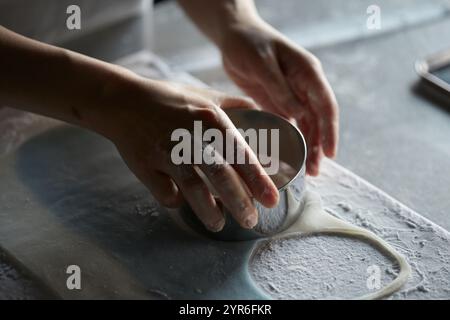 Gestreckter Uiro-Teig wird mit einer Mould2 ausgeschnitten Stockfoto