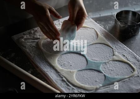 Gestreckter Uiro-Teig wird mit einer Mould4 ausgeschnitten Stockfoto