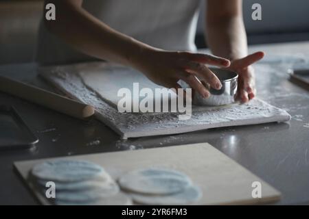 Gestreckter Uiro-Teig wird mit einer Mould5 ausgeschnitten Stockfoto