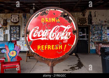 JULI 2021, ROUTE 66, ARIZONA, USA – Schild Antique Coca Cola entlang der Tankstelle am Straßenrand an der Route 66, Arizona Stockfoto