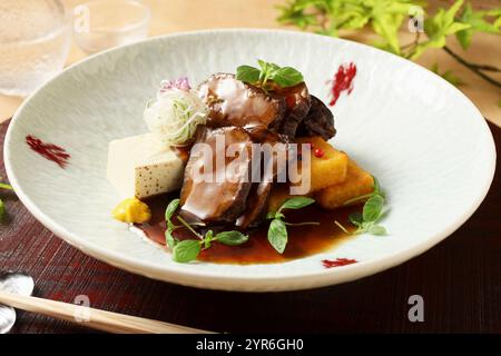 Geschmorte Rinderzunge Stockfoto