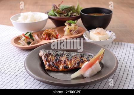 Auf Holzkohle gegrillte Makrelen-Set-Mahlzeit Stockfoto