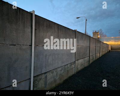 Berliner Mauer mit Grenzstreifen und Wachturm in der Berliner Mauer-Gedenkstätte in der Bernauerstraße; verschlossenes Konzept Stockfoto
