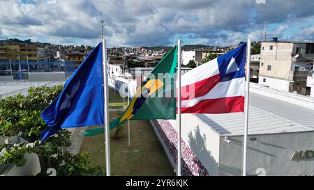 salvador, bahia, brasilien - 15. Mai 2024: Fahnenmast mit Flaggen aus Brasilien, dem Bundesstaat Bahia und der Stadt Salvador. Stockfoto