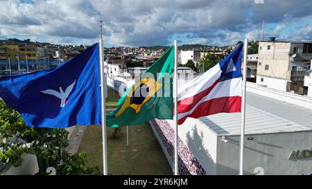 salvador, bahia, brasilien - 15. Mai 2024: Fahnenmast mit Flaggen aus Brasilien, dem Bundesstaat Bahia und der Stadt Salvador. Stockfoto