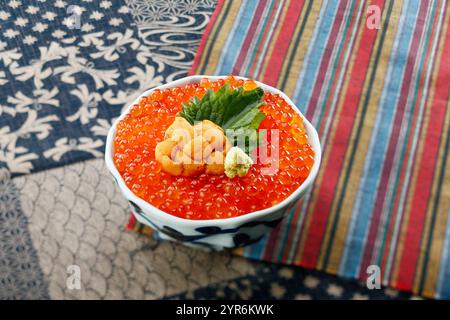 Büffel Seeigel und Lachsrogen auf Reis Stockfoto