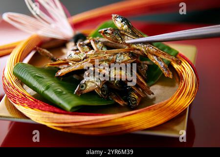 Tazukuri, kleiner getrockneter Fisch, der langsam in gesüßter Sojasauce gekocht wird Stockfoto