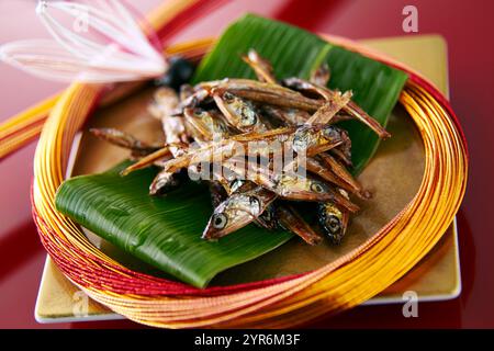 Tazukuri, kleiner getrockneter Fisch, der langsam in gesüßter Sojasauce gekocht wird Stockfoto