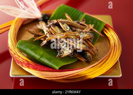 Tazukuri, kleiner getrockneter Fisch, der langsam in gesüßter Sojasauce gekocht wird Stockfoto