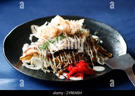 Okonomiyaki im Hiroshima-Stil Stockfoto