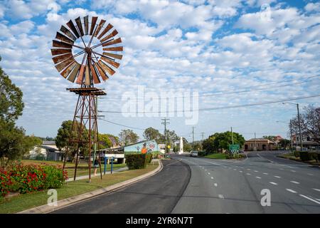 Große Windmühle vor dem Touristeninformationszentrum am Burnett Highway, Goomeri, Queensland Australien Stockfoto