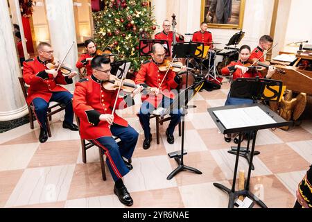 Washington, Usa. Dezember 2024. „The President's Own“ United States Marine Band im Grand Foyer bei einer Vorschau auf die Weihnachtsdekoration im Weißen Haus. Quelle: SOPA Images Limited/Alamy Live News Stockfoto